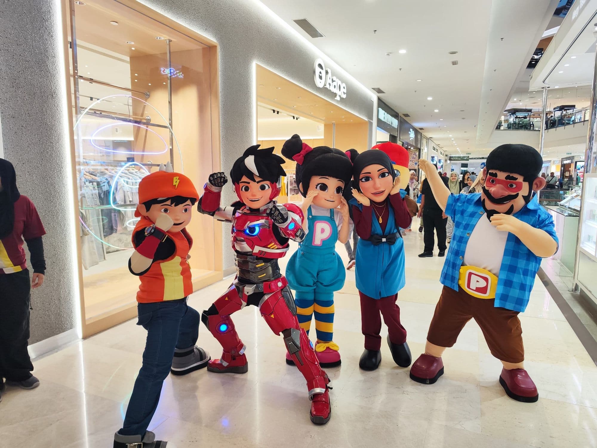 Kostum watak BoBoiBoy, Mechamato, Pipi, Mama dan Papa di sebuah penampilan di pusat beli-belah